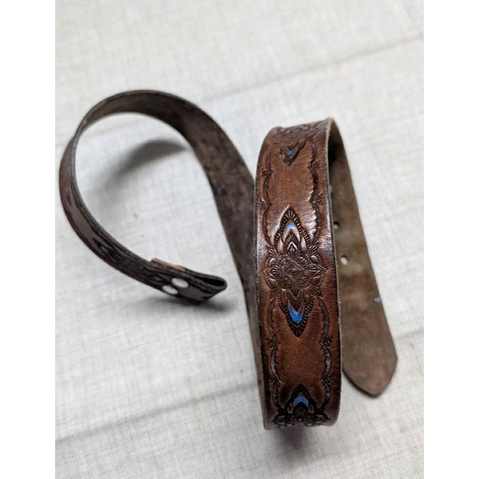 Vintage VINTAGE HANDCRAFTED buckle belt 32 cowhide leather TOOLED southwestern GEOMETRIC Men 32 Western Belt 1970s Boho Size 32 - 4 Thumbnail