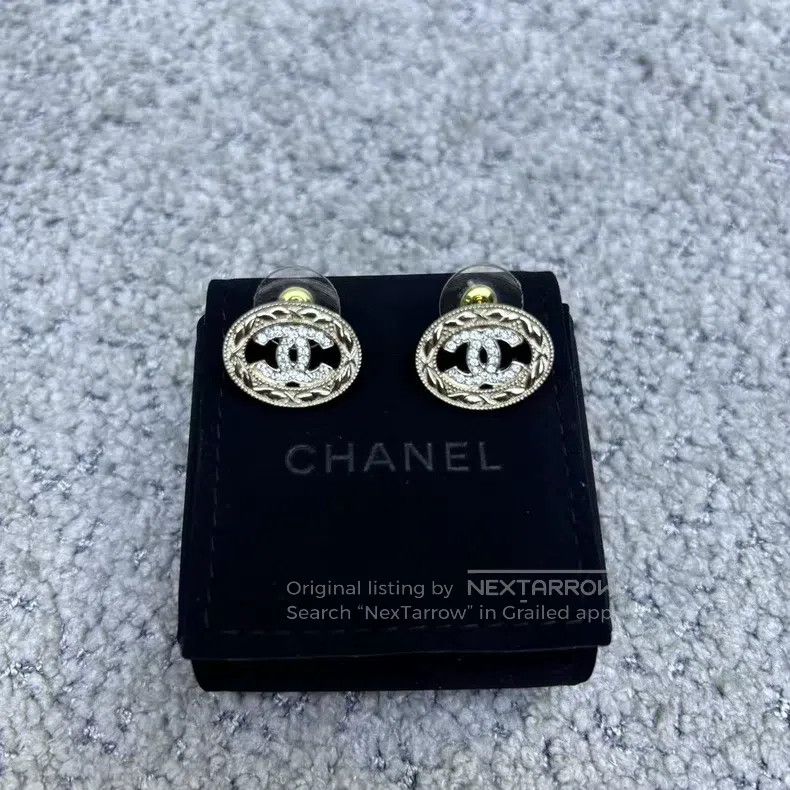 Chanel Chanel Golden oval relief hollow double C earrings Size ONE SIZE - 5 Thumbnail
