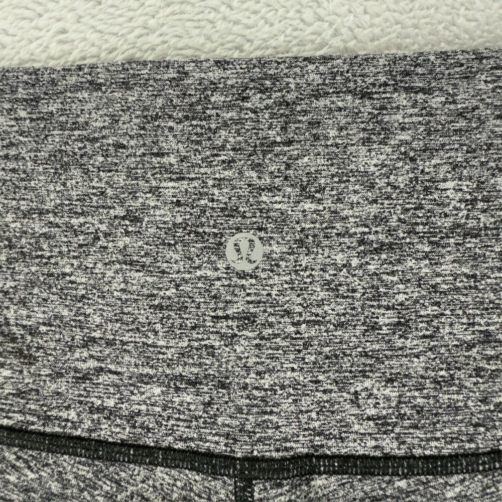 Lululemon Lululemon cropped Grey / Black Activewear Leggings Women’s Size 28" / US 6 / IT 42 - 8 Thumbnail
