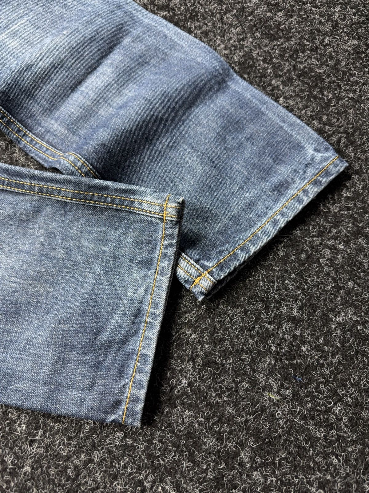 Diesel 00s Diesel Distressed Tepphar Slim Carrot Light Wash Jeans Size US 34 / EU 50 - 14 Thumbnail