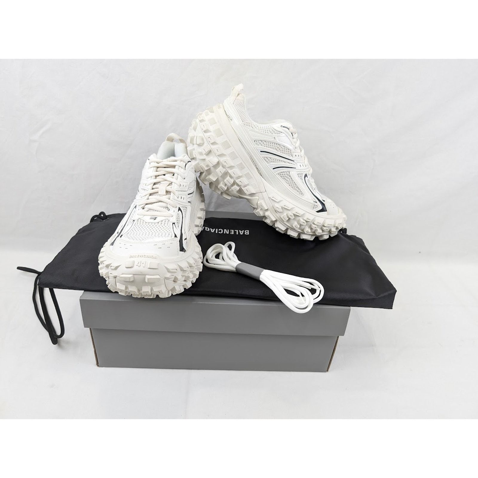 Balenciaga o1rshd1 Contrast Defender Bouncer in Eggshell/Black 46 Size US 13 / EU 46 - 20 Thumbnail