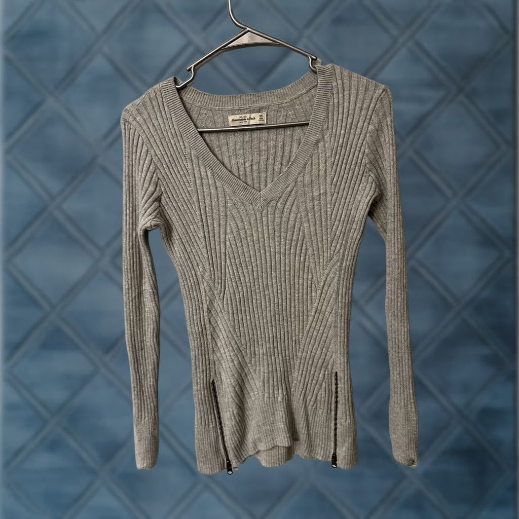Abercrombie & Fitch Womens Abercrombie & Fitch Ribbed Gray Knit V-Neck Sweater XS Pullover Knit Pullover Casual Womens XS Gray Logo Vintage: No Size XS / US 0-2 / IT 36-38 - 1 Thumbnail