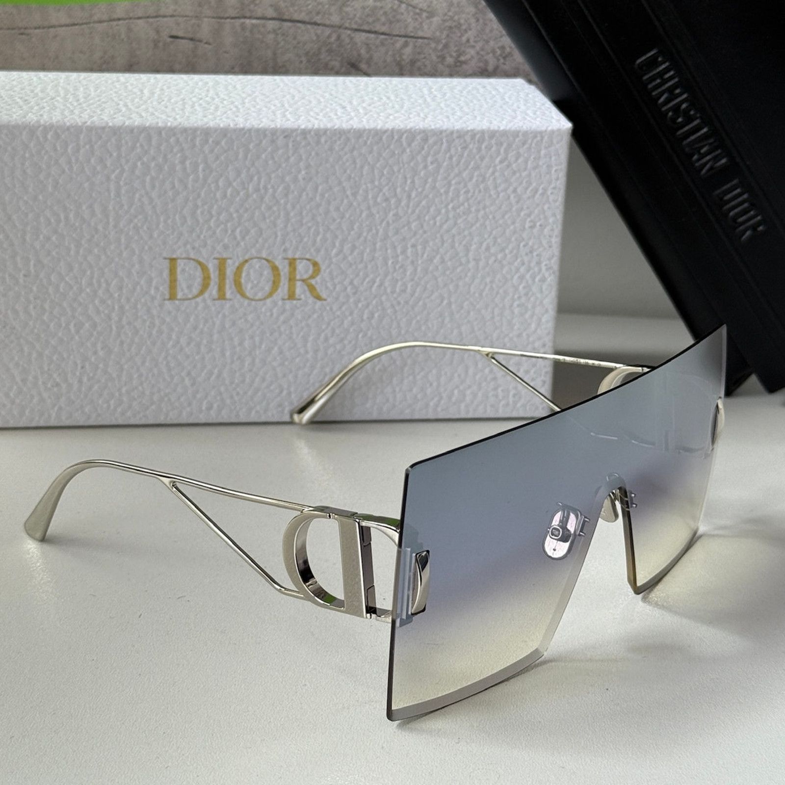 Dior NEW Dior 30Montaigne M1U Oversized Sunglasses Silver Mirror Size ONE SIZE - 1 Thumbnail