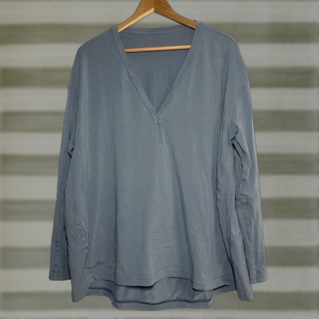Lululemon VINTAGE Women's Lululemon Back In Action V-Neck Long-Sleeve Shirt L gray City Athleisure Shirts Womens Size L / US 10 / IT 46 - 1 Thumbnail