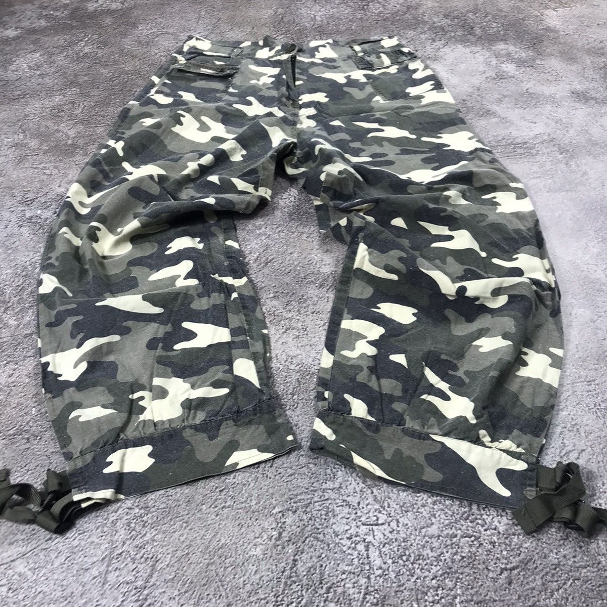 Vintage Vintage Y2K Camo Baggy Cargo Pants Parachute Streetwear 28 Size 28" / US 6 / IT 42 - 1 Thumbnail