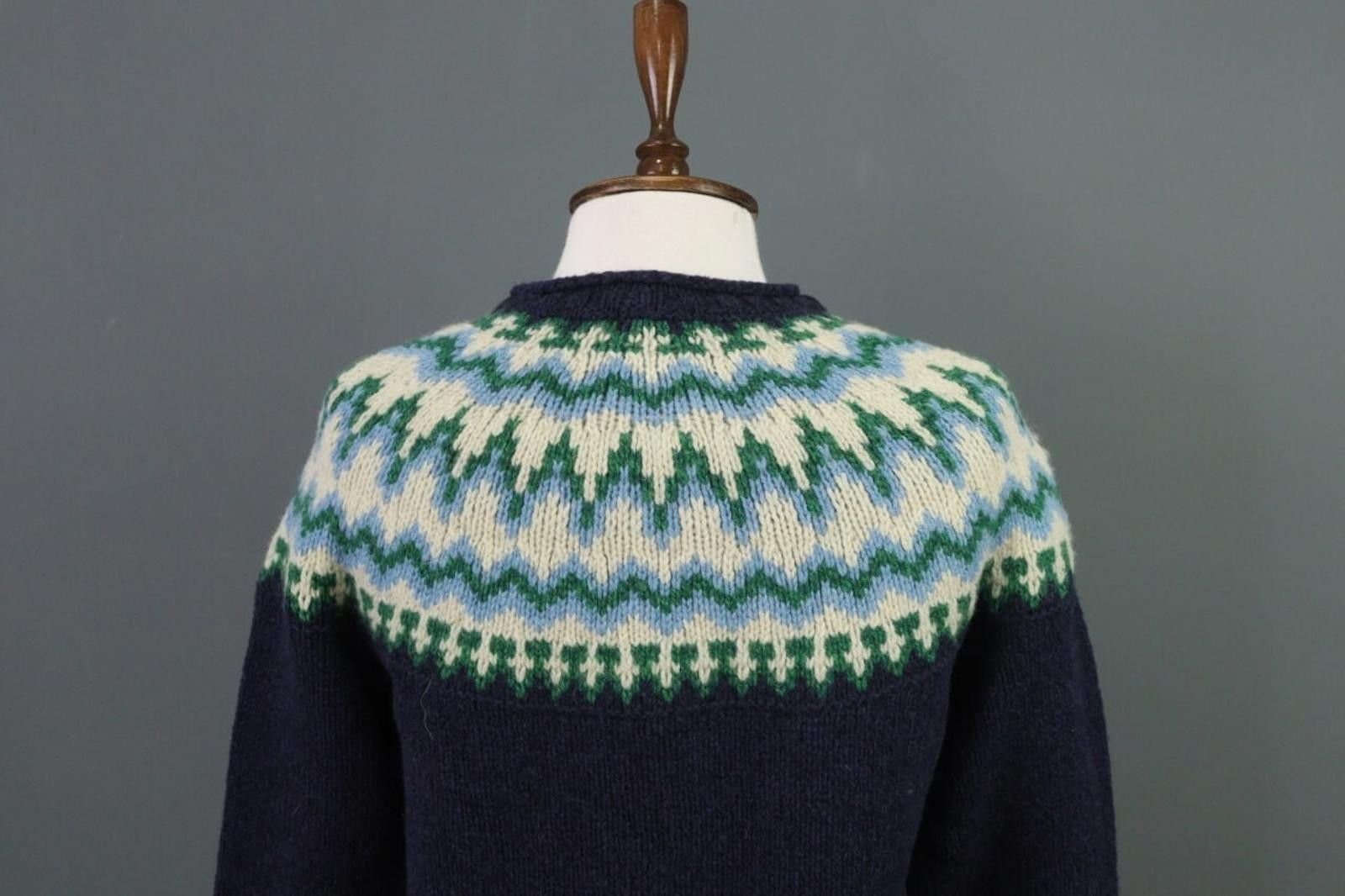 L.L. Bean L.L.Bean Navy Geometric 100% Wool Crew Neck Sweater Size M Size M / US 6-8 / IT 42-44 - 12 Thumbnail