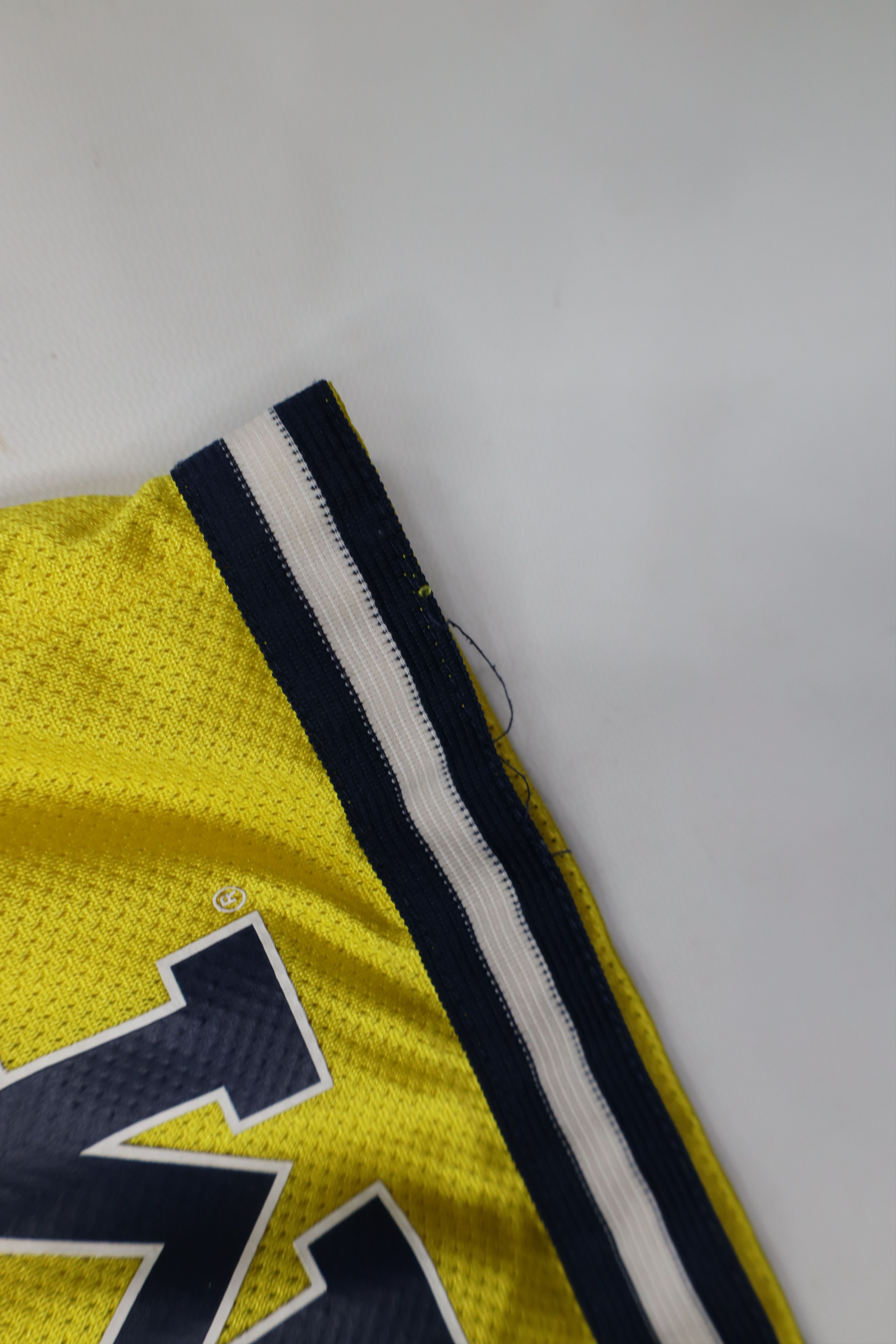 Adidas × Vintage Adidas University of Michigan Basketball Shorts Yellow Size US 34 / EU 50 - 8 Thumbnail