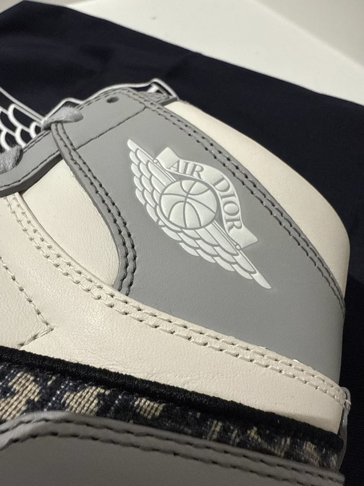 Dior × Jordan Brand Jordan x Dior Air Jordan 1 Retro High Top Sneaker BNIB Size US 6.5 / EU 39-40 - 17 Thumbnail