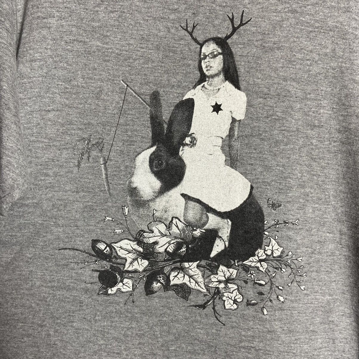 Vintage Vintage Goth Girl And Big Rabbit Photo Graphic Tee Size US L / EU 52-54 / 3 - 3 Thumbnail