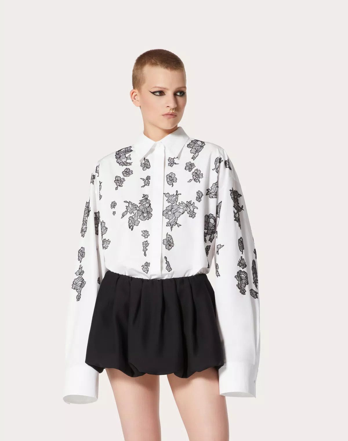 Valentino o1s1wg110625 Embroidered Compact Popeline Shirt in White Size M / US 6-8 / IT 42-44 - 4 Thumbnail