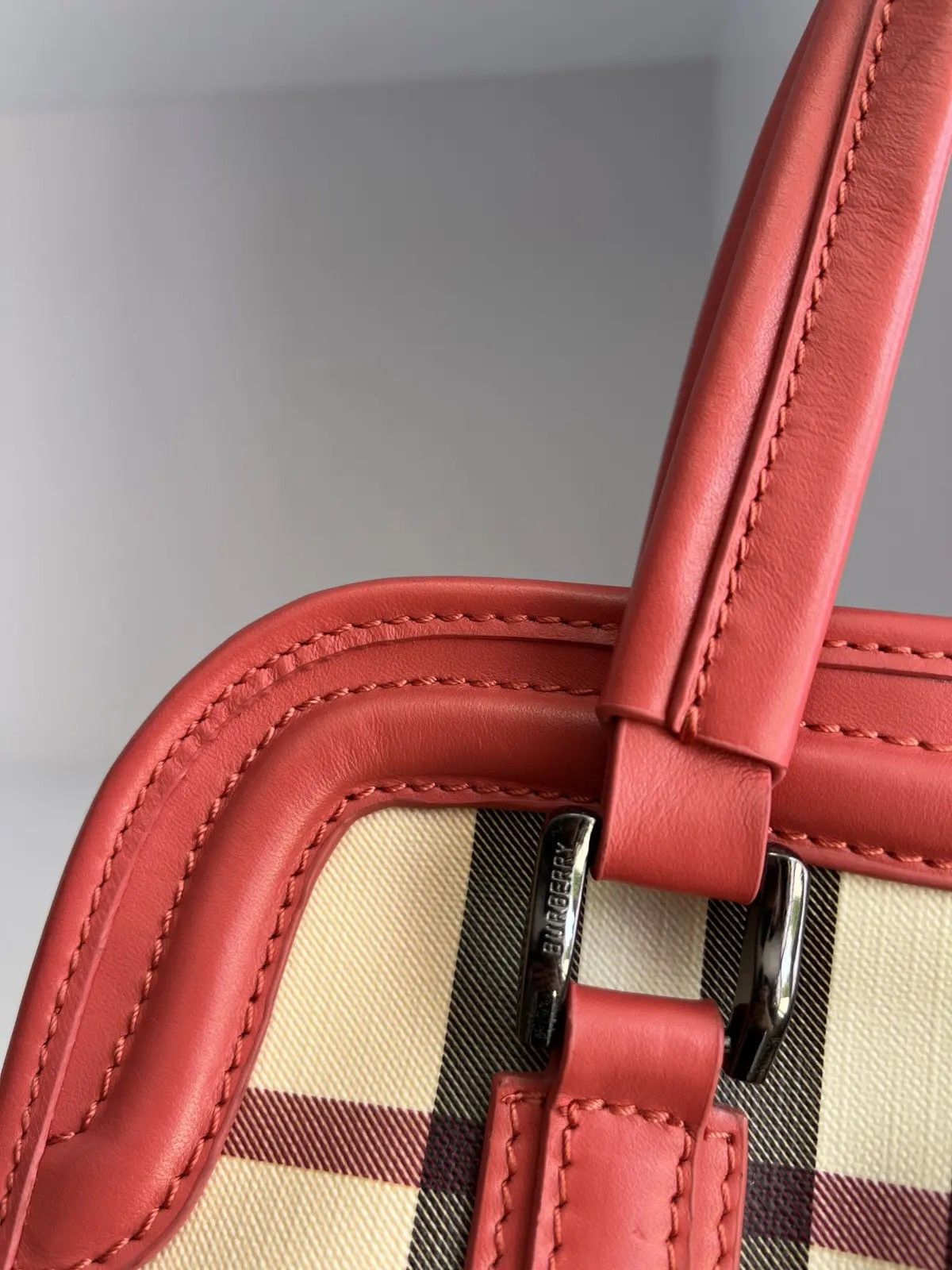 Burberry × Vintage Vintage Burberry Red Patent Leather Nova Check Tote Bag Size ONE SIZE - 7 Thumbnail