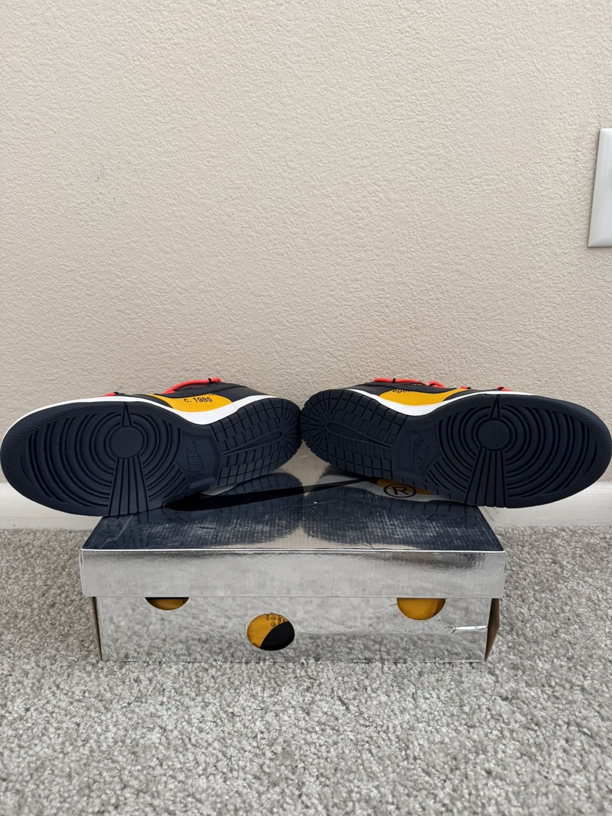 Off-White Off-White University Gold Dunk Size US 9.5 / EU 42-43 - 2 Thumbnail