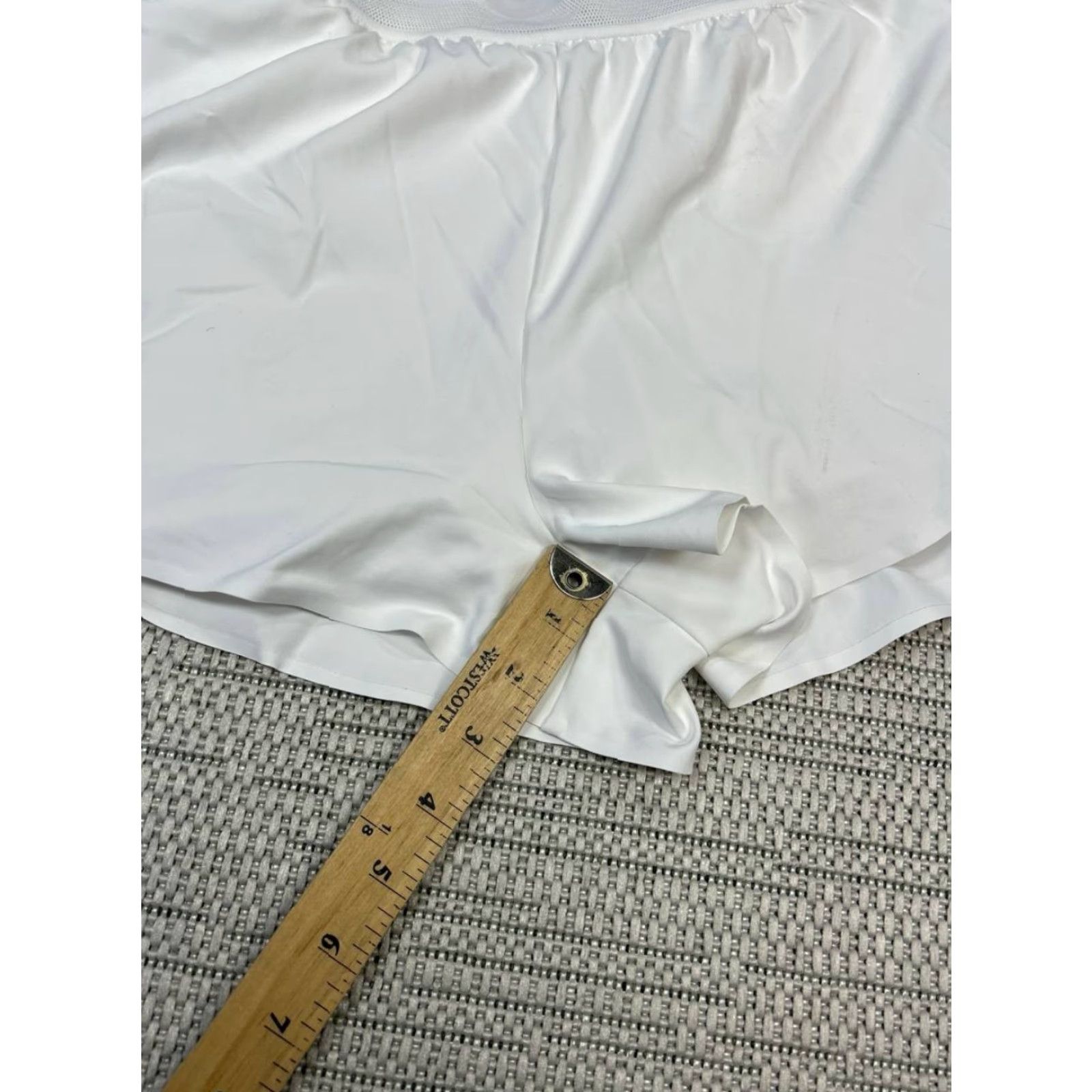 Nike Nike Athletic Short Women Small White Stretch Dri Fit High Rise Moisture Wicking Size 28" / US 6 / IT 42 - 5 Thumbnail