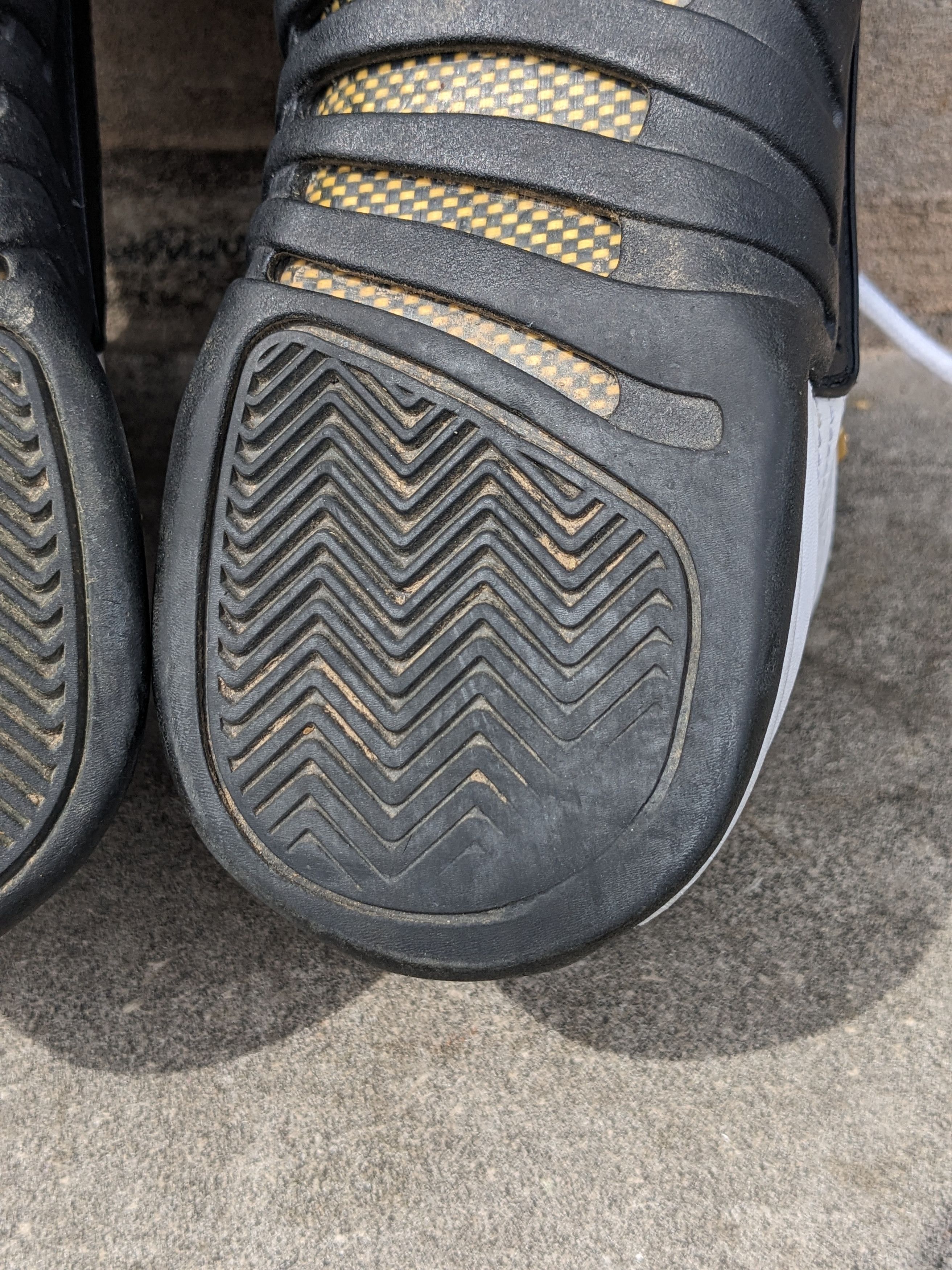 Jordan Brand × Nike Nike Air Jordan Retro 12 Taxi 2013 153265-125 Size 6Y Size US 6 / EU 39 - 10 Thumbnail