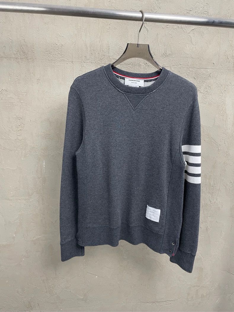 Thom Browne Thom browne Gray four-striped round-neck sweatshirt 2504-Ne Size US S / EU 44-46 / 1 - 1 Thumbnail