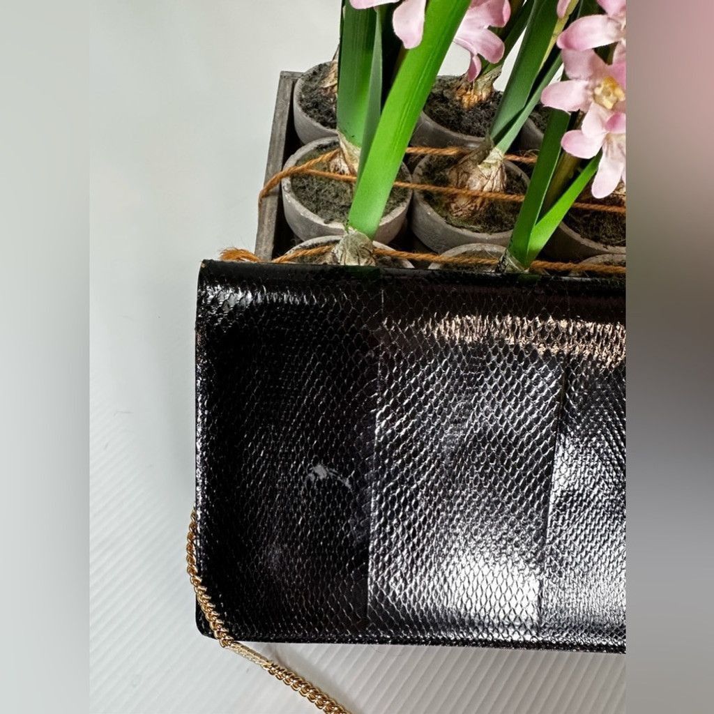 Vintage Vintage Black snakeskin clutch with gold plated chain Size ONE SIZE - 7 Thumbnail