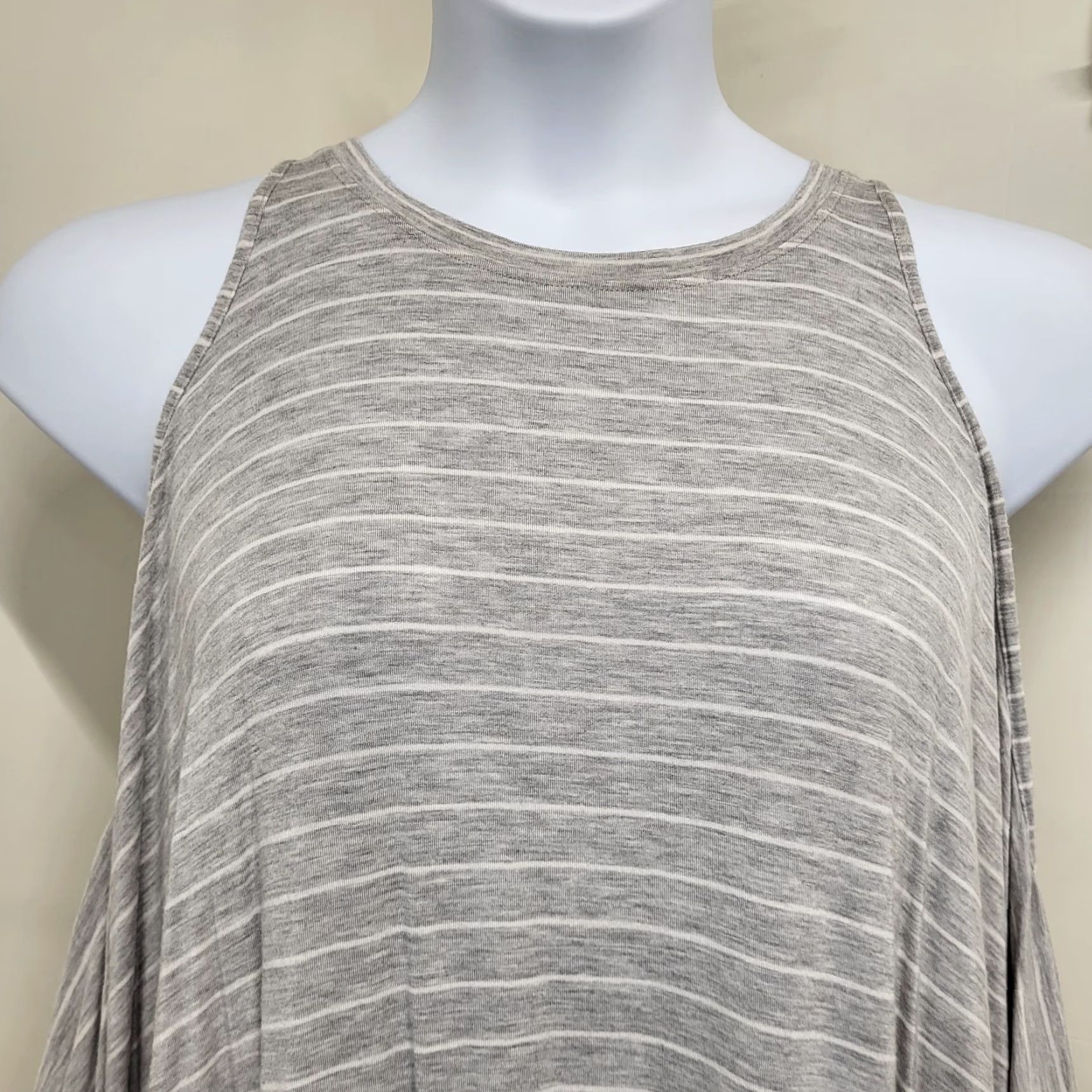 Vintage Anna & Ava Shirt Women's One Size Gray White Cold Shoulder Short Batwing Sleeve Size 42" / US 20 - 5 Thumbnail