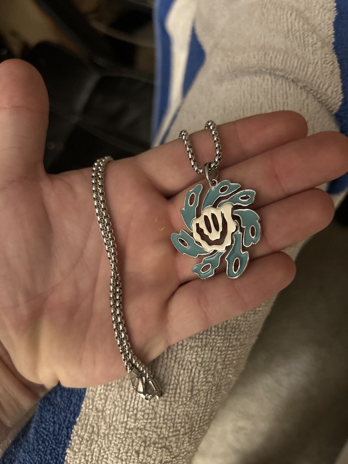 TURQUOISE SMILEY CHAIN IN WHITE GOLD