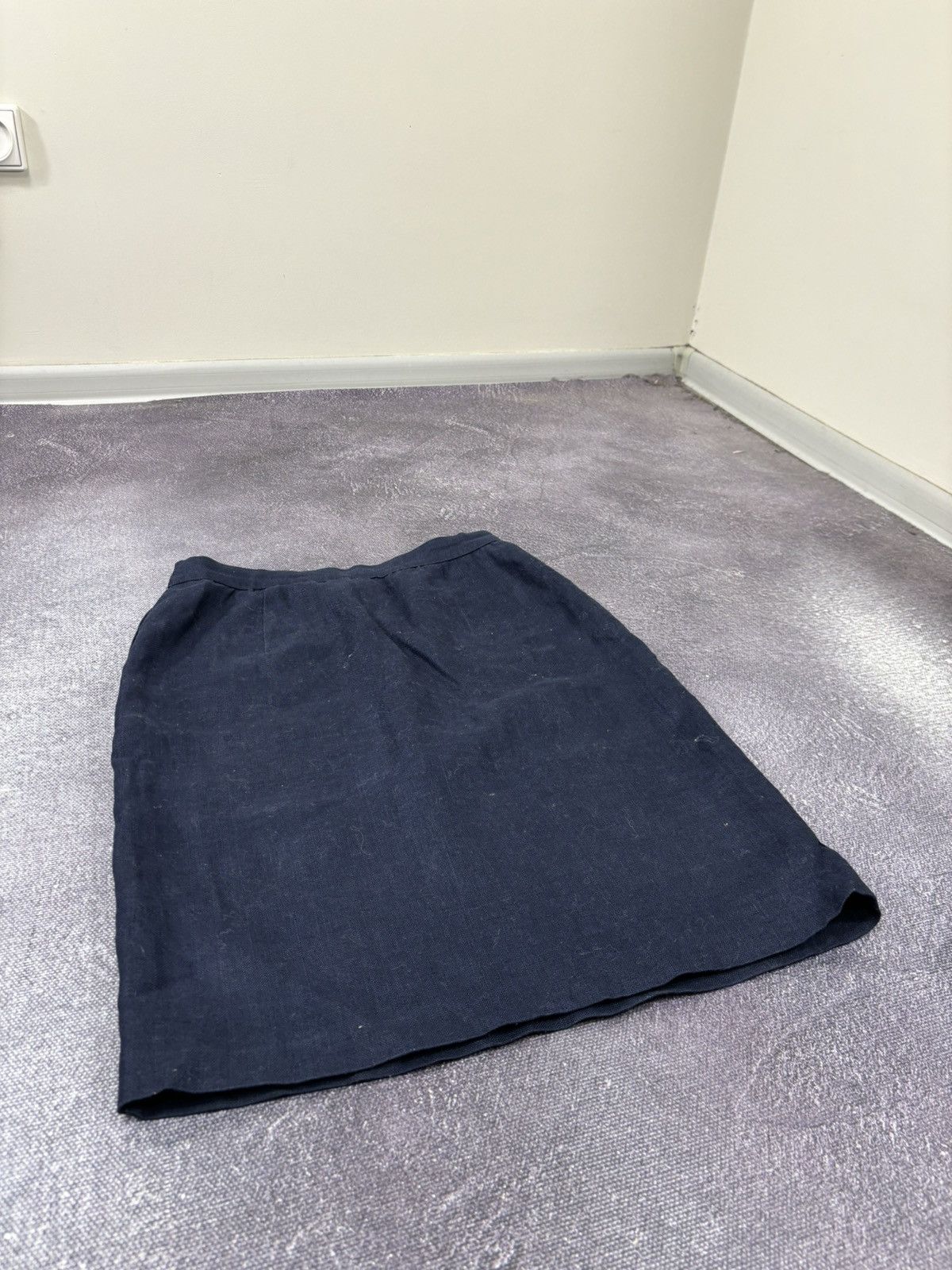 Valentino Vintage Valentino Women’s 90s Classic Luxury Midi Skirt Size 30" / US 8 / IT 44 - 15 Thumbnail
