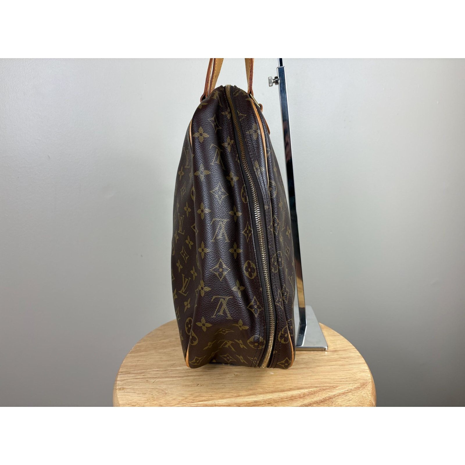 Louis Vuitton Authentic Louis Vuitton Excursion Hand Bag Monogram Size ONE SIZE - 4 Thumbnail