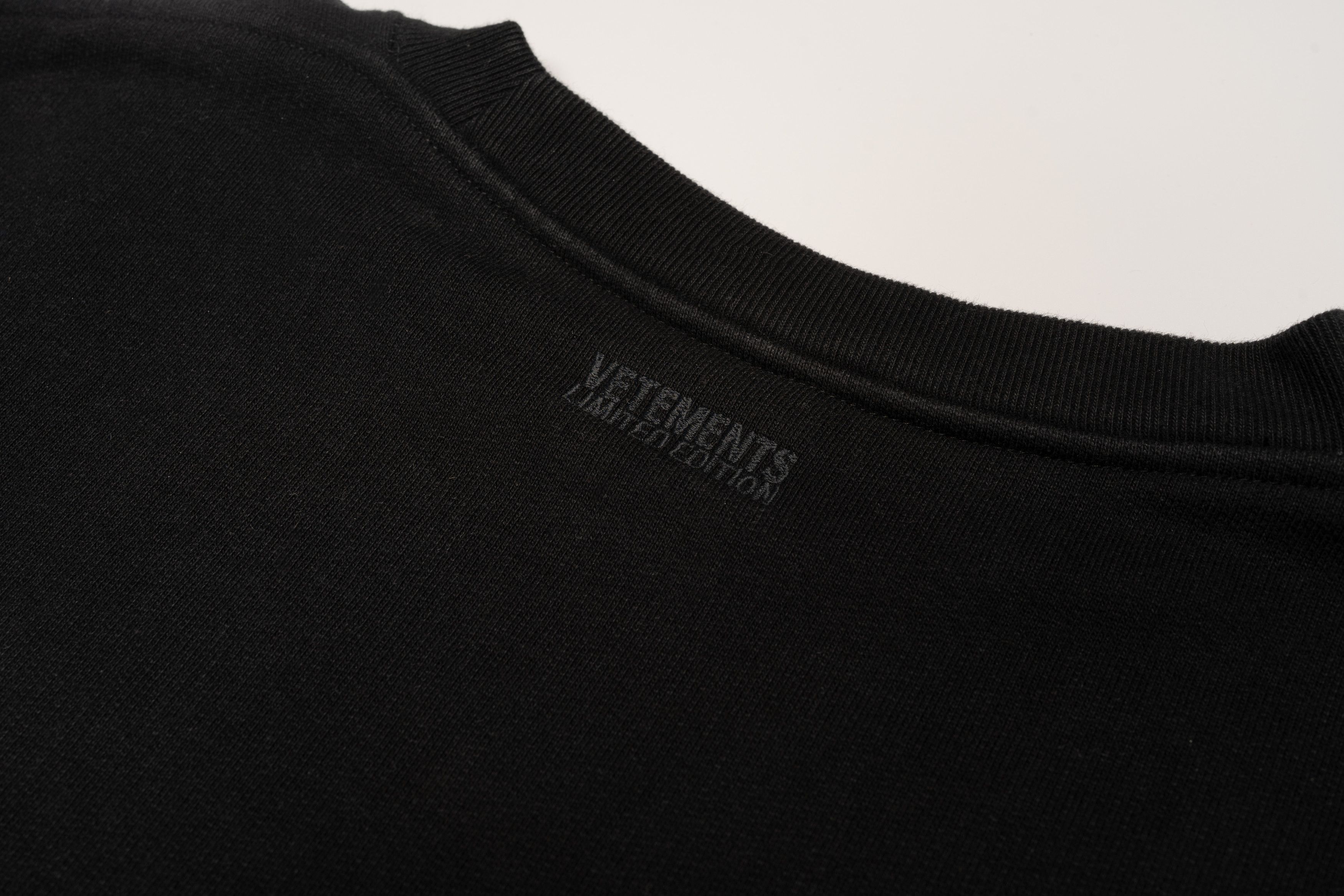 Vetements Vetements Think Differently Apple Crewneck Size US L / EU 52-54 / 3 - 5 Thumbnail