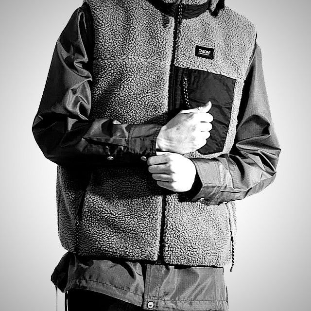 TAION TAION Men's Reversible Boa Fleece Down Vest in Black/Black Size US M / EU 48-50 / 2 - 10 Thumbnail