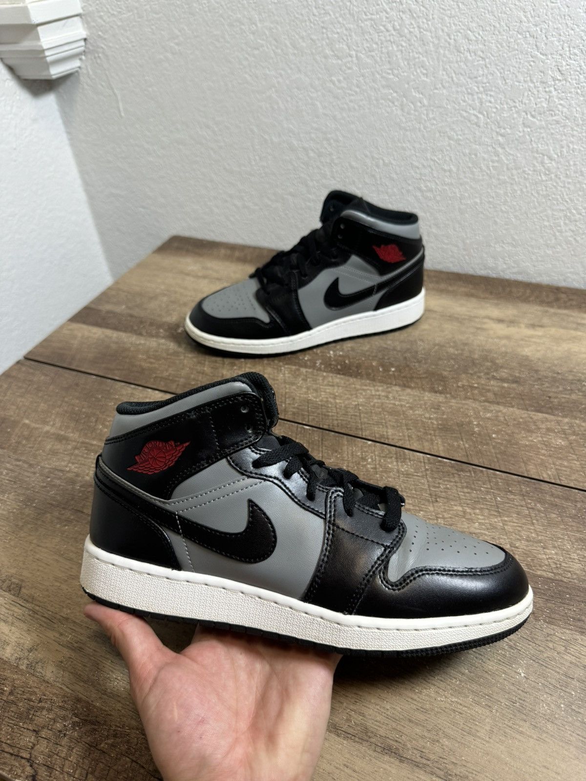 Jordan Brand Air Jordan 1 Mid GS Shadow Red Size 6.5Y black red gray Size US 6.5 / EU 39-40 - 1 Thumbnail