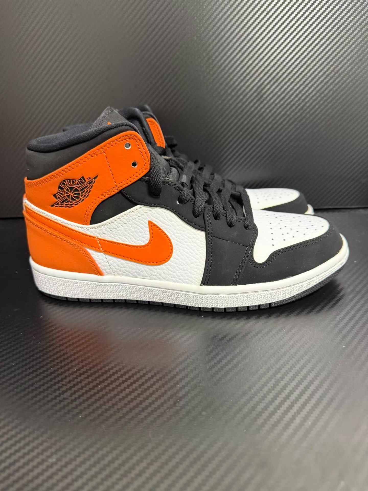 Nike Nike Air Jordan 1 Mid Q11 Size US 7.5 / EU 40-41 - 1 Thumbnail