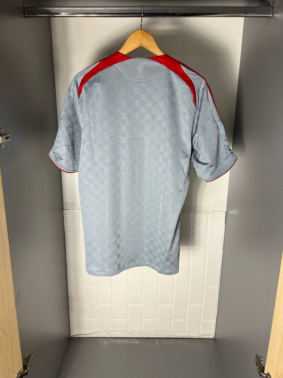 Adidas VINTAGE ADIDAS FC LIVERPOOL ENGLAND SOCCER JERSEY RETRO Y2K Size US L / EU 52-54 / 3 - 7 Thumbnail