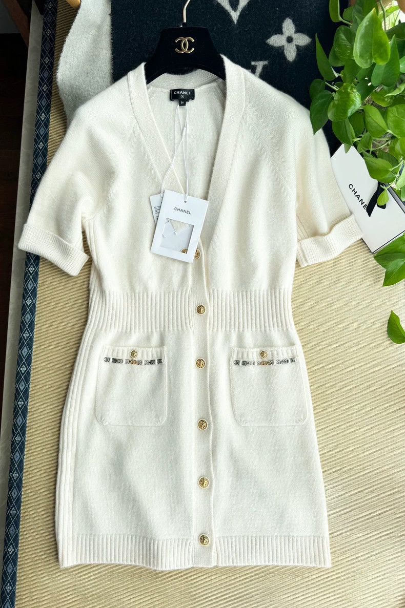 Chanel Chanel 22B White V-neck cashmere knitted dress Nextarrow-25 Size XS / US 0-2 / IT 36-38 - 1 Thumbnail