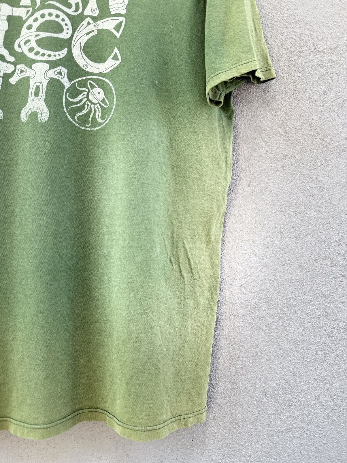 Vintage Thrashed Vintage 90s Montecito Hall Art Logo Sun Faded Tee Size US L / EU 52-54 / 3 - 12 Thumbnail