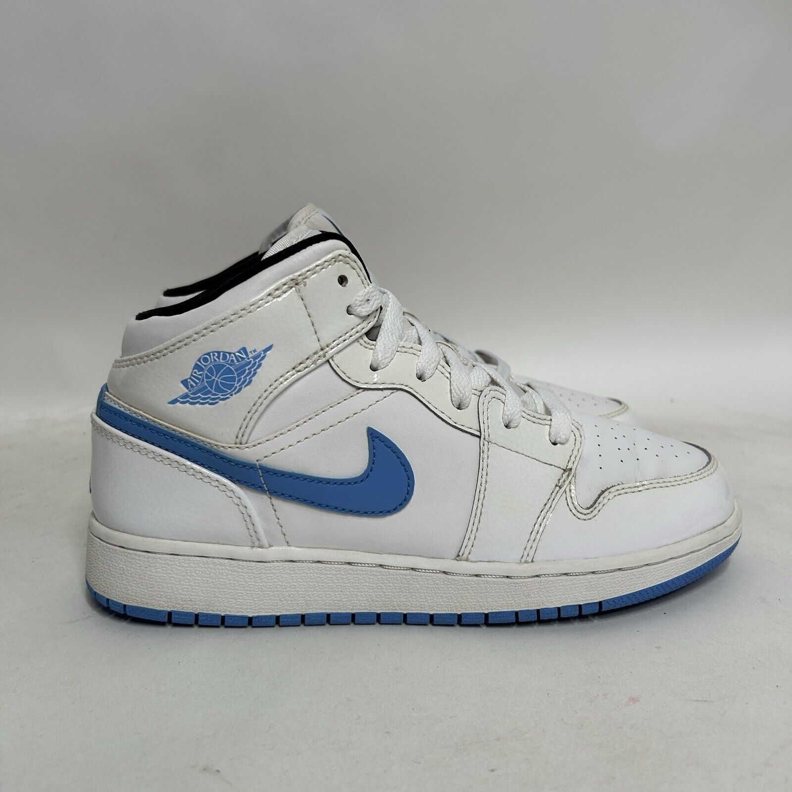Jordan Brand Nike Shoes Air Jordan 1 Retro Mid GS “Legend Blue/UNC" 2024 Size US 7 / IT 37 - 4 Thumbnail