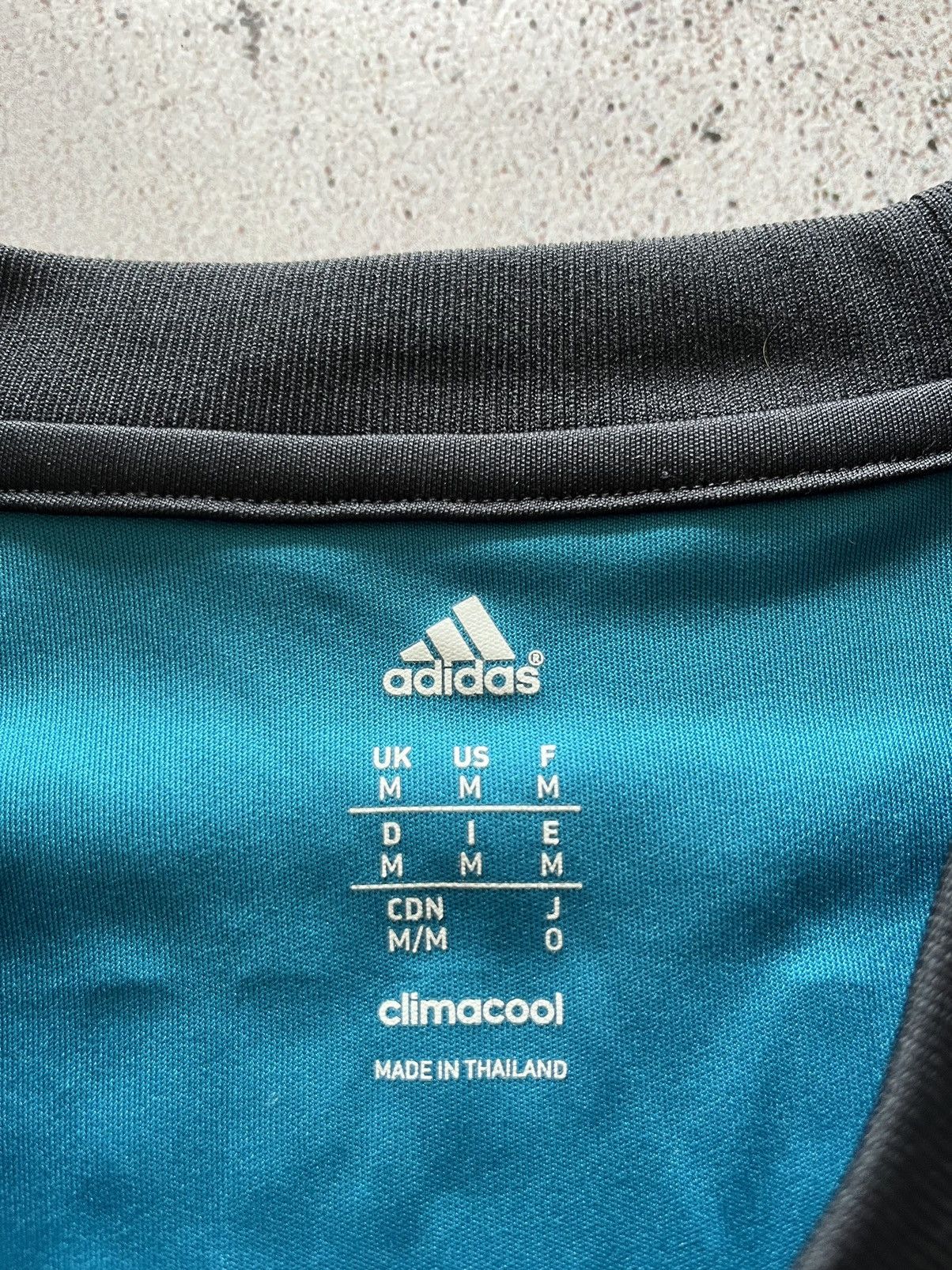 Adidas BAYERN MÜNICH 2013 2014 GOALKEEPER SOCCER JERSEY ADIDAS Size US M / EU 48-50 / 2 - 8 Thumbnail