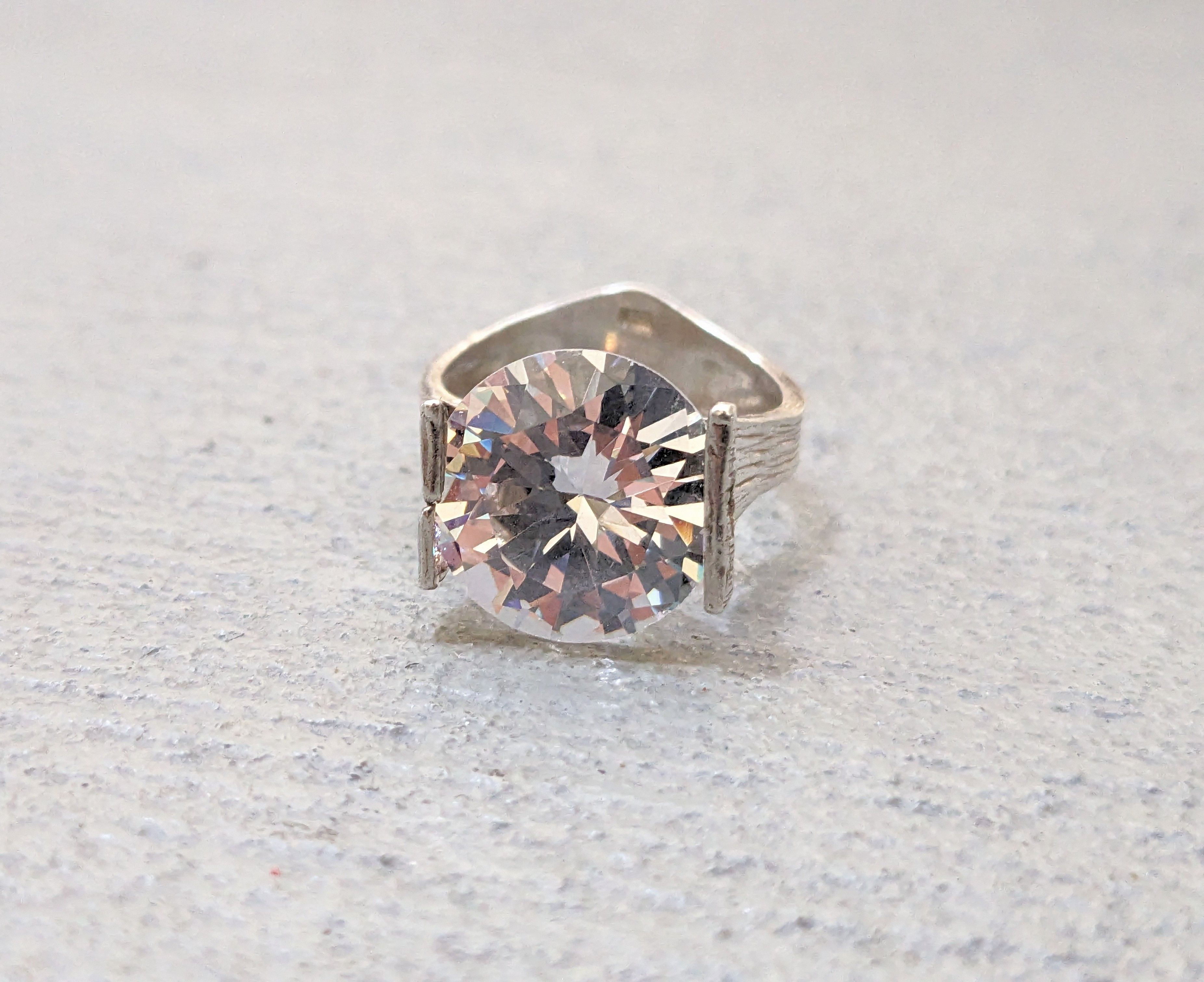 Jewelry Vintage Sterling Silver Ring Size 8 Modern Clear CZ Round Size ONE SIZE - 3 Thumbnail