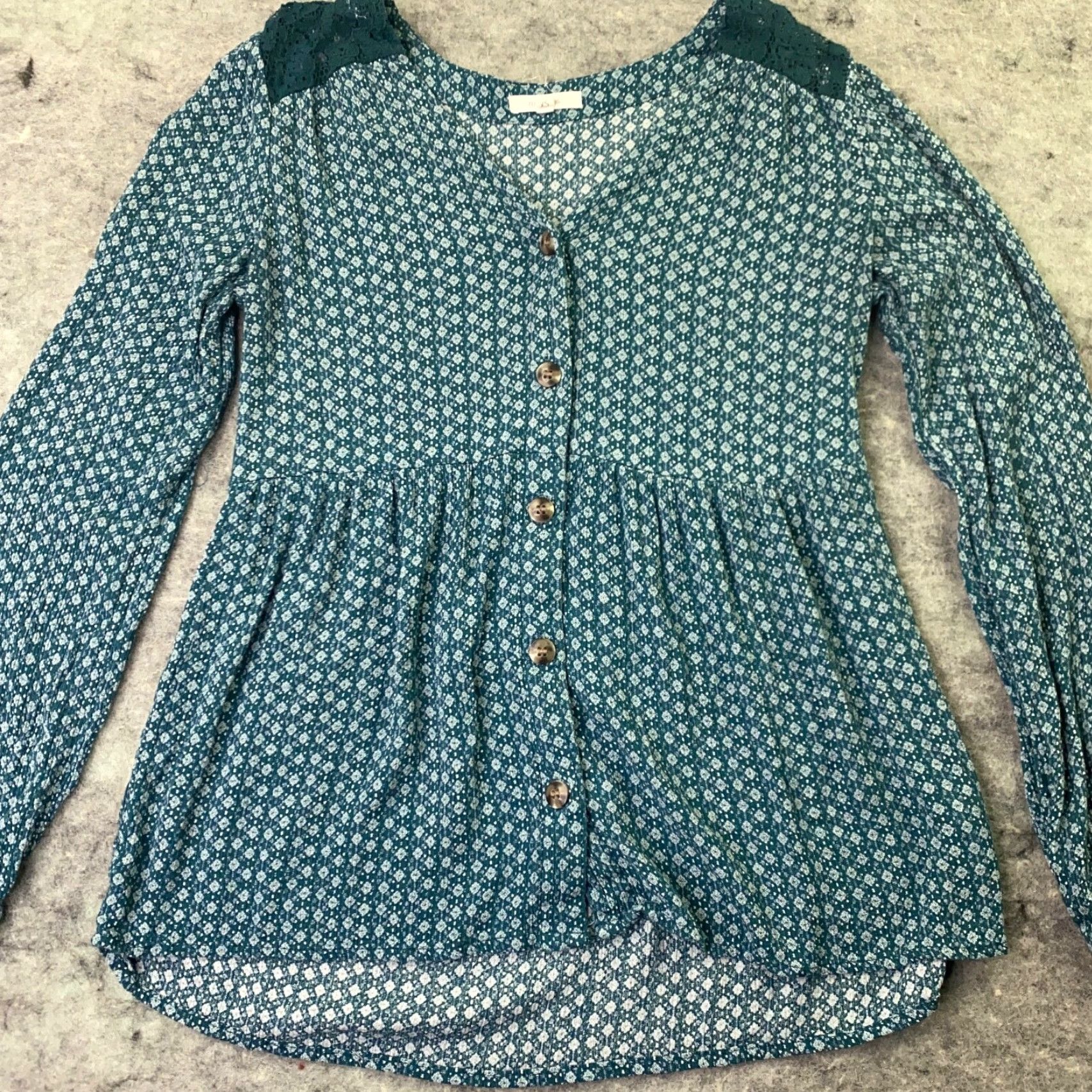 Vintage Maurices Womens Shirt Top XS Green V Neck Lace Accents Rayon Long Sleeve Geometric Tunic Blouse Size XS / US 0-2 / IT 36-38 - 2 Thumbnail