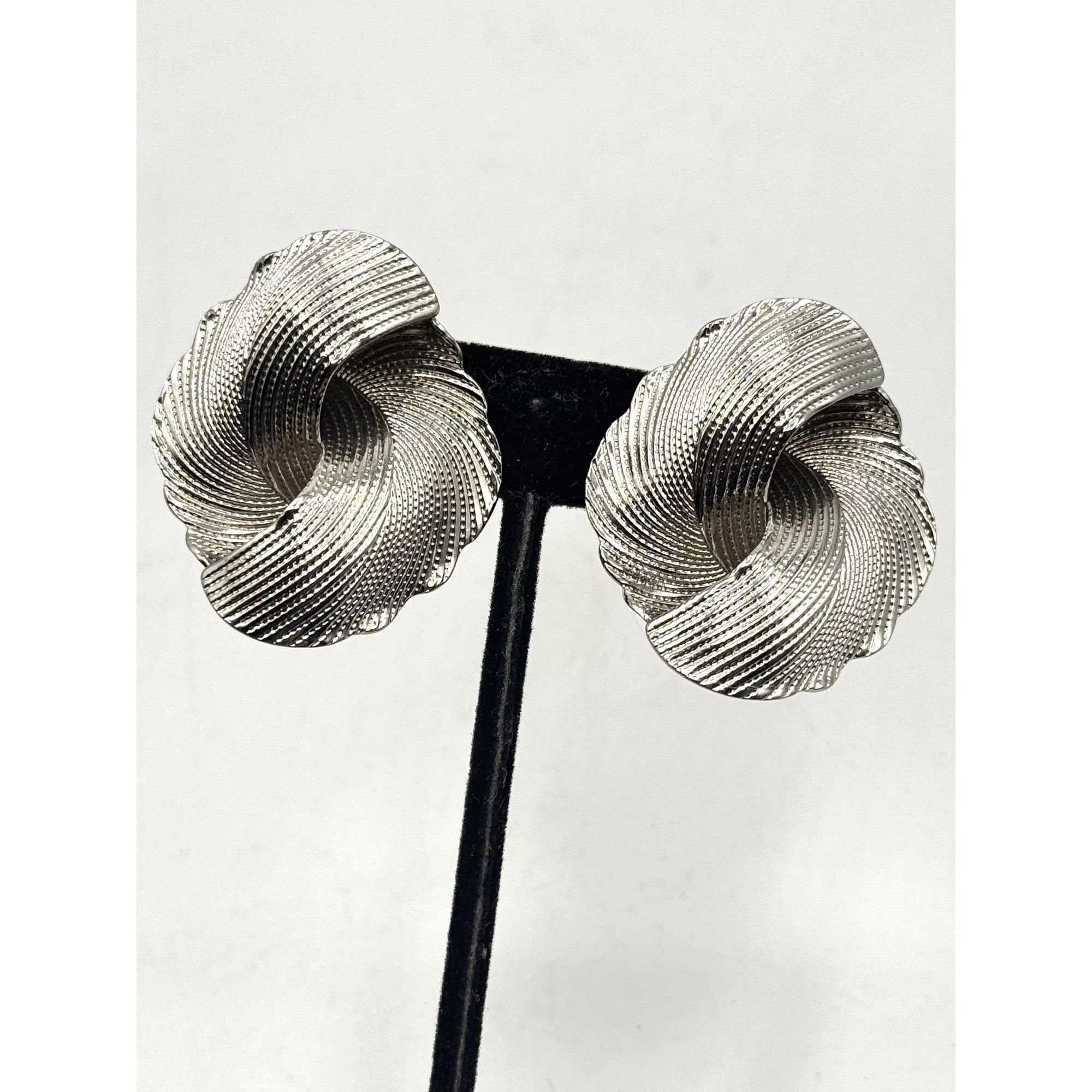 Vintage Vintage textured large clip on silver tone earrings Size ONE SIZE - 1 Thumbnail