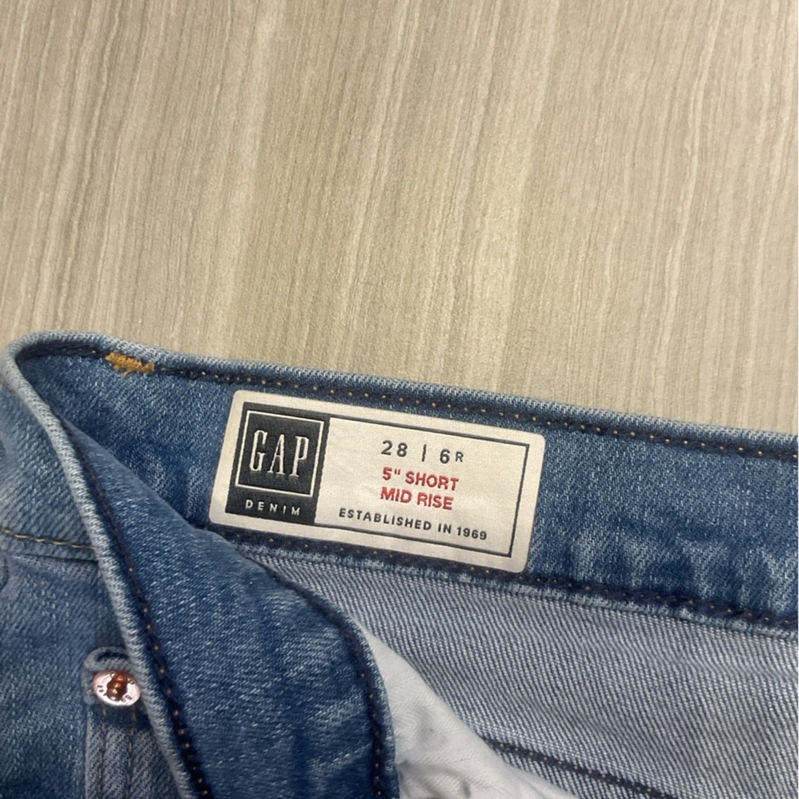 Gap Gap Women’s Mid Rise Denim Jean Shorts Size 28" / US 6 / IT 42 - 3 Thumbnail