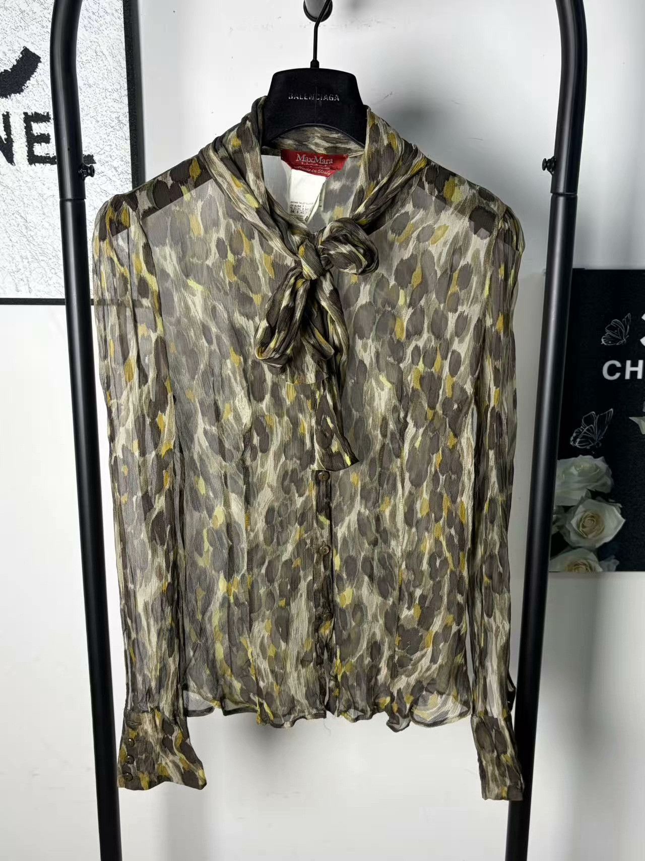 Max Mara Max Mara Silk White Button Up M Women Size M / US 6-8 / IT 42-44 - 1 Thumbnail