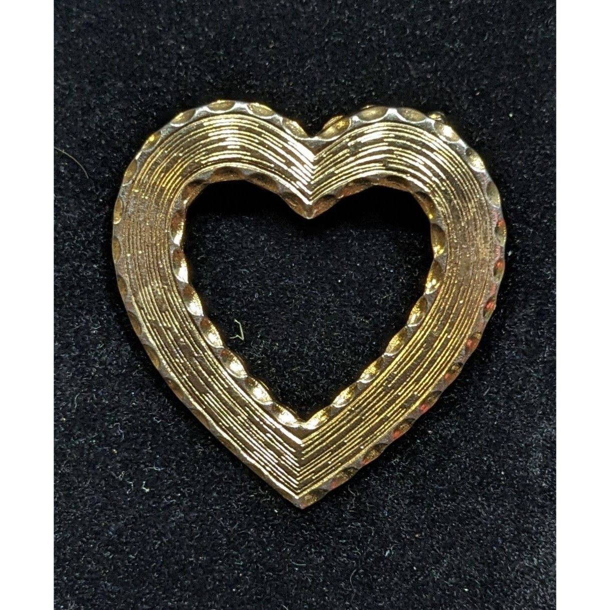 Other Vintage Open Heart Textured Gold Tone Brooch Size ONE SIZE - 3 Thumbnail