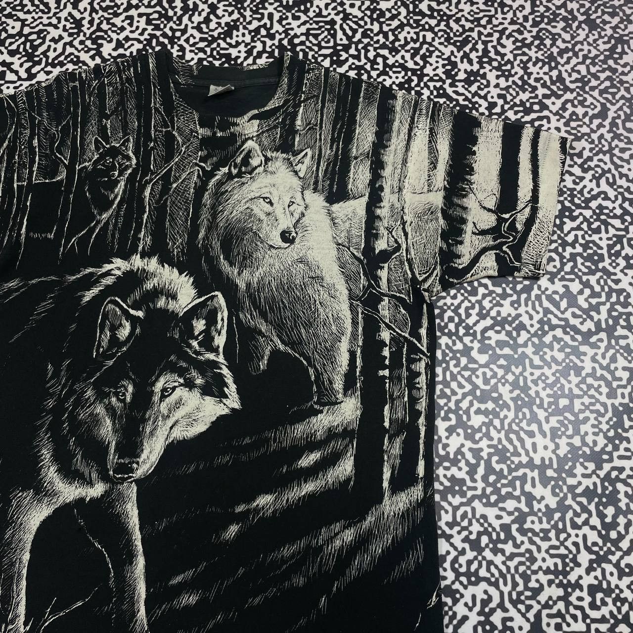 Vintage Vintage 1992 Wolf Harlequin Over Print T-shirt Faded Style Size US L / EU 52-54 / 3 - 5 Thumbnail