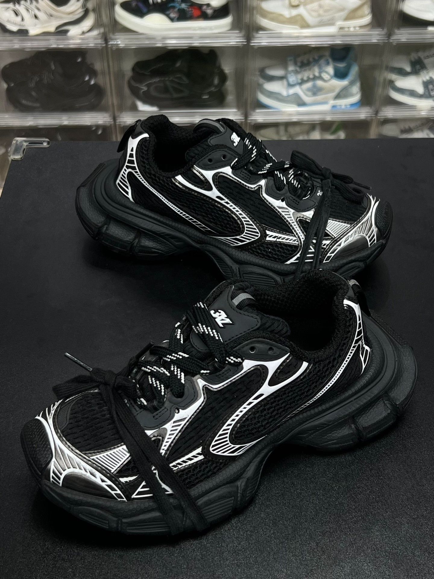 Balenciaga Balenciaga Silver Lowtop Sneakers us_6 Women Size US 6 / IT 36 - 1 Thumbnail