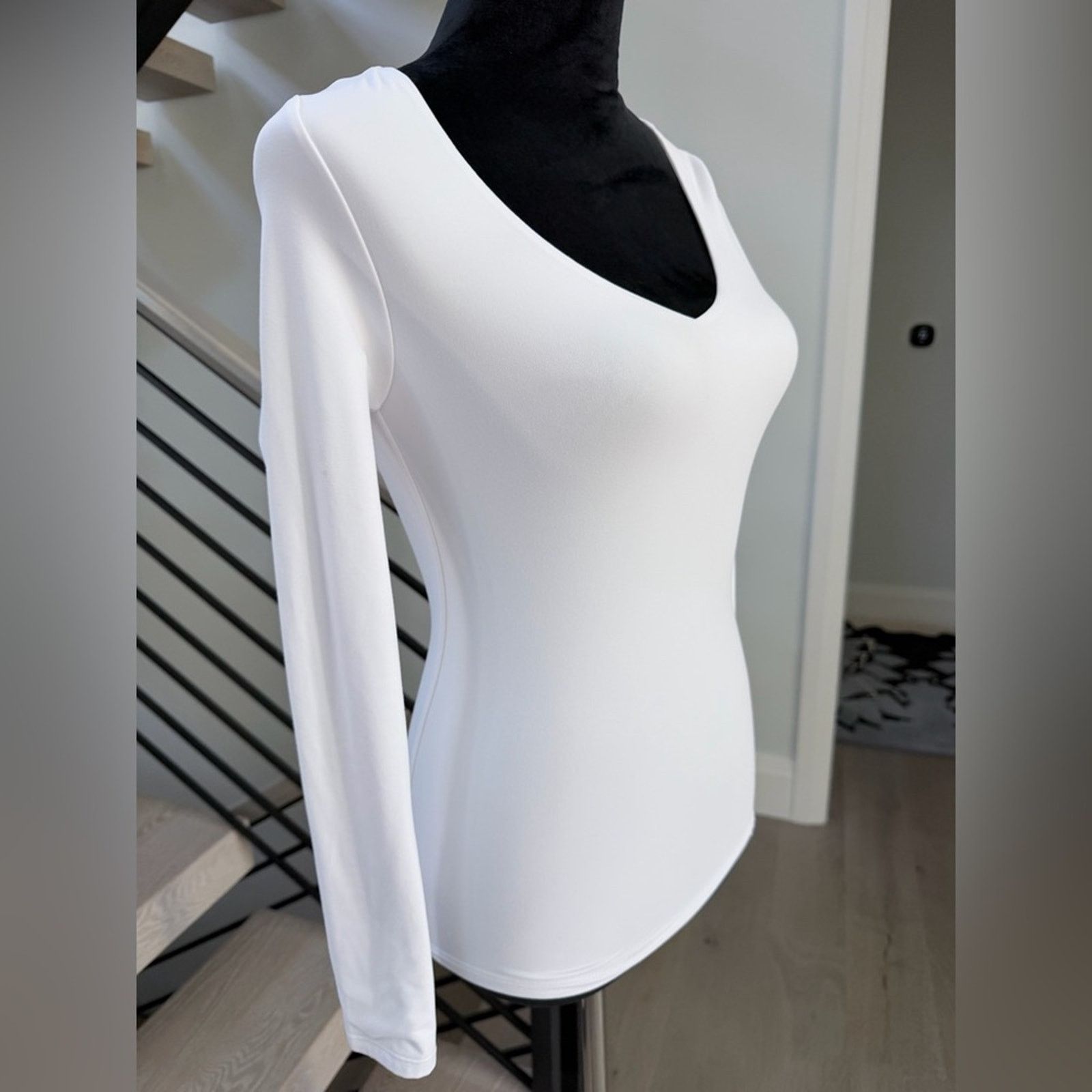 Other Basic Casual White V-Neck Long Sleeve Top size XS/S Size S / US 4 / IT 40 - 7 Thumbnail