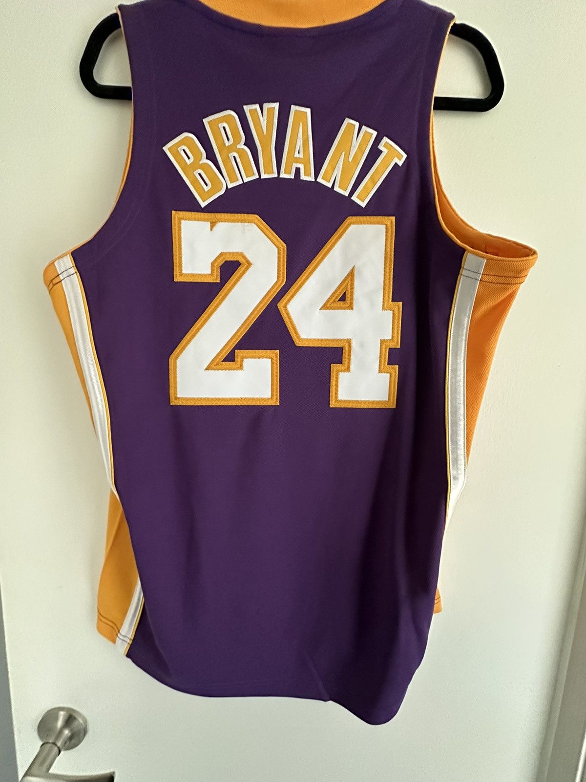 Mitchell & Ness Kobe Bryant Los Angeles Lakers 08-09 Finals Authentic Jersey Size US L / EU 52-54 / 3 - 2 Thumbnail