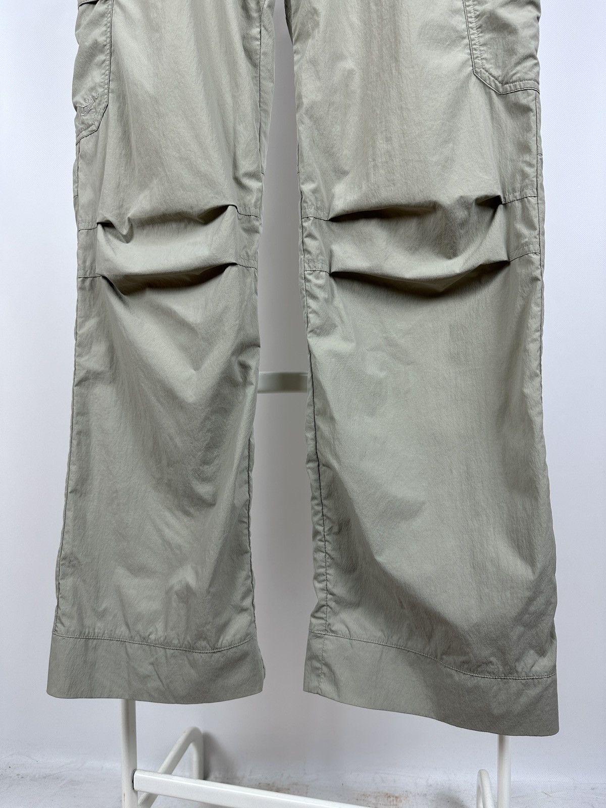 Arc'teryx Vintage Arcteryx Nylon Light Grey Cargo Pants Travis Style Size US 31 - 11 Thumbnail