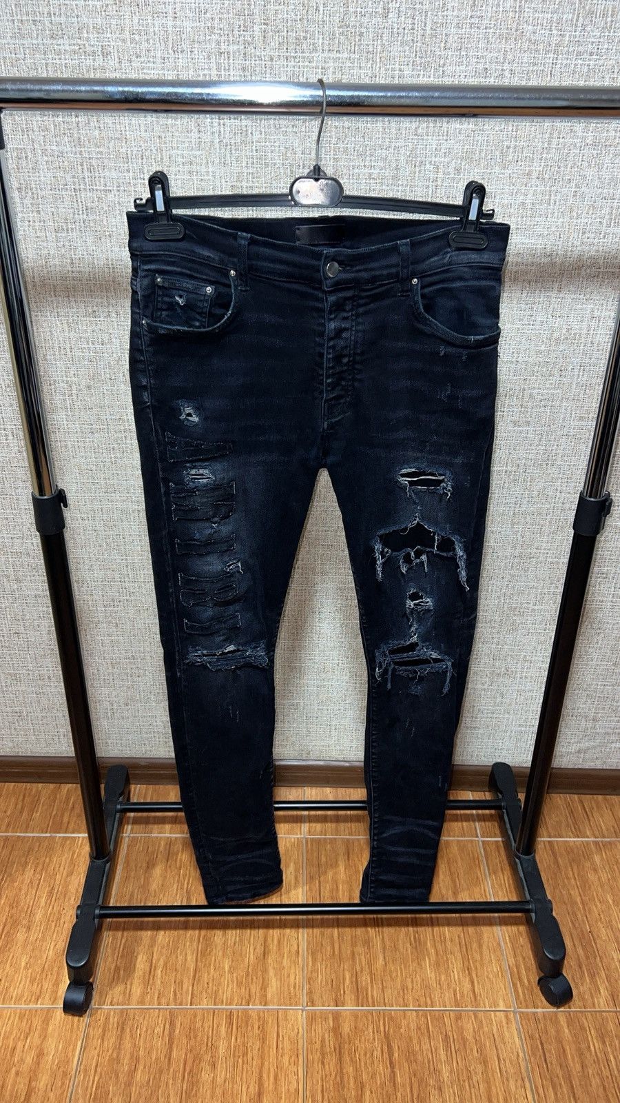 AMIRI BLACK APPLIQUE LOGO SLIM DISTRESSED JEANS
