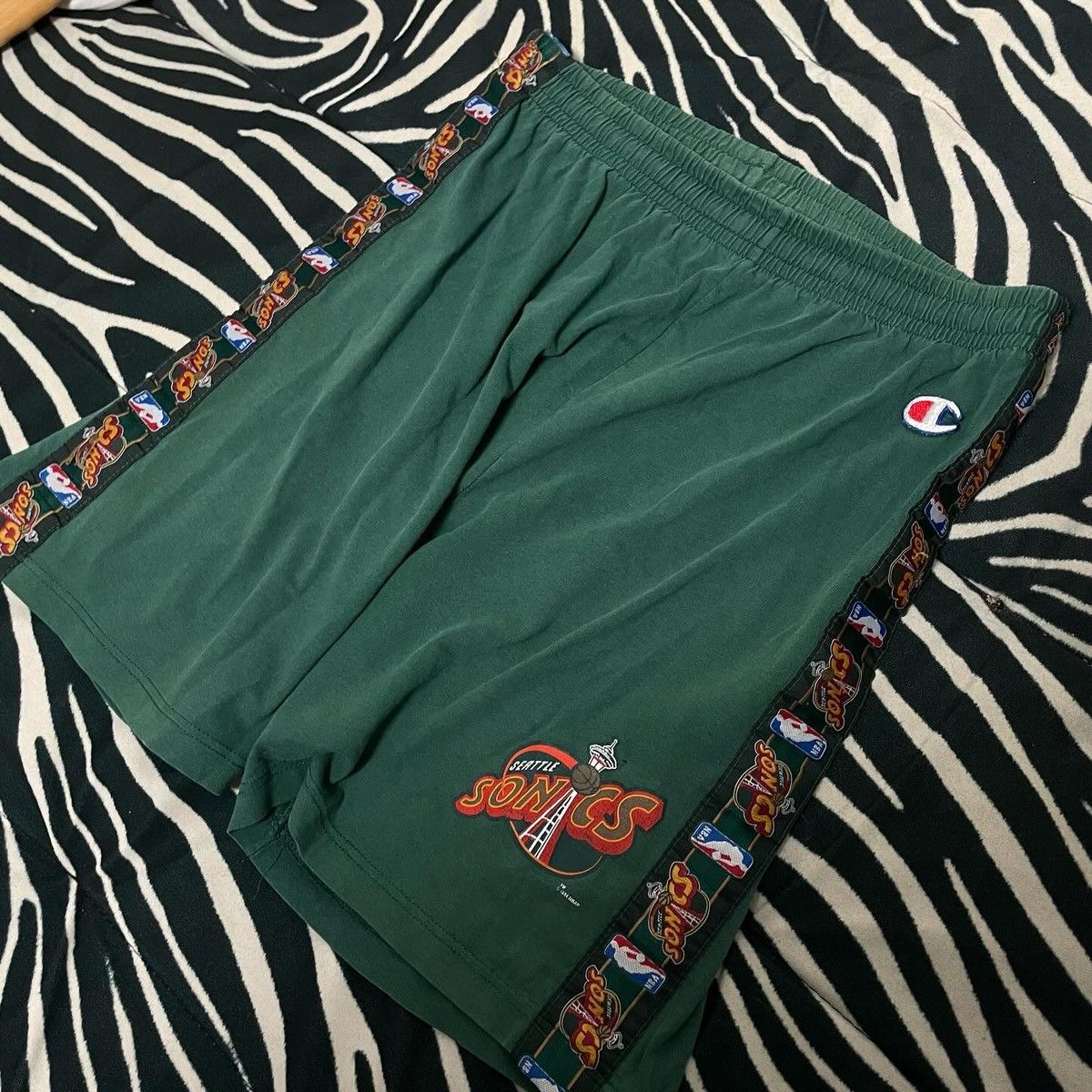Champion × NBA 90's Vintage Champion Seattle SuperSonics Green Shorts NBA Size US 34 / EU 50 - 4 Thumbnail