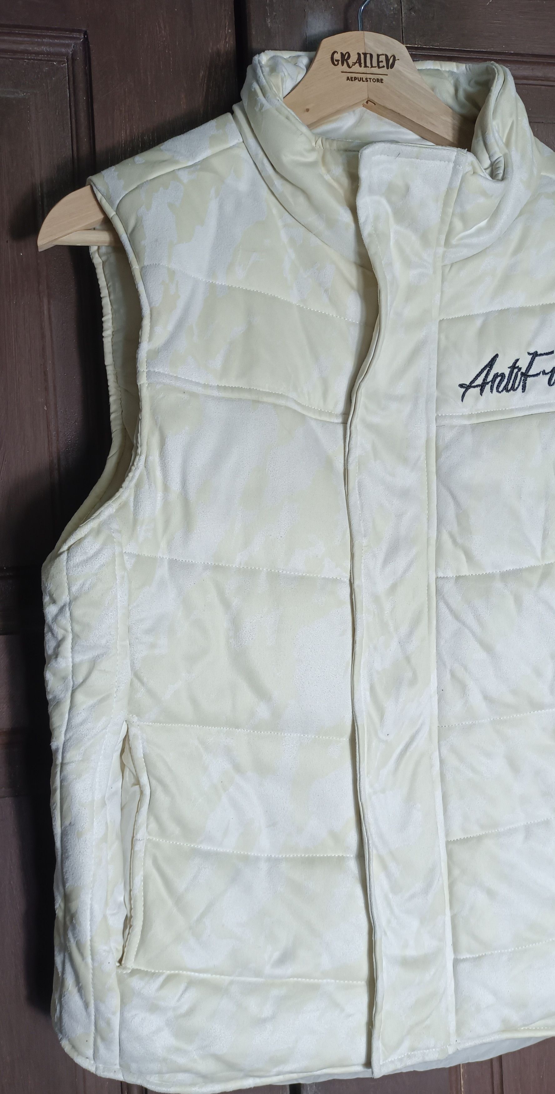 In The Attic In The Attic Homme "Anti Freaks" Camo Flag Puffer Vests Size US M / EU 48-50 / 2 - 4 Thumbnail