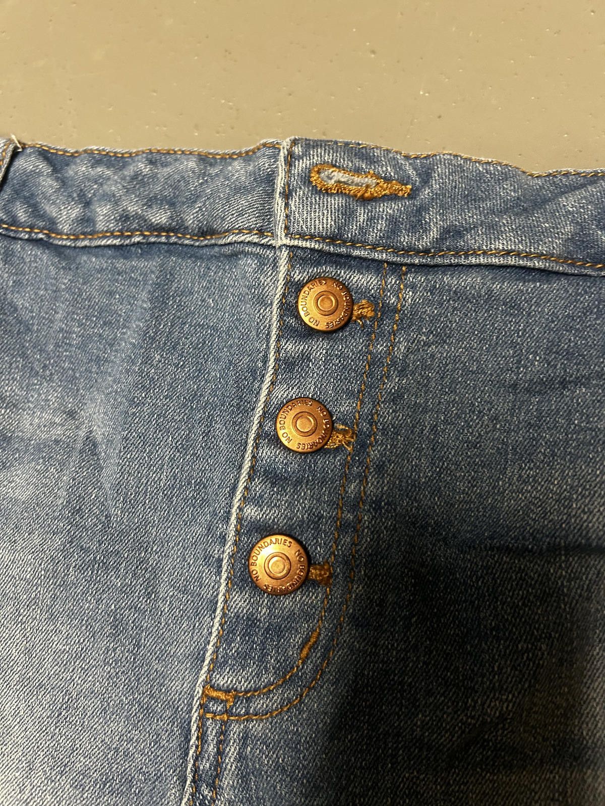 Designer Stylish Distressed Denim Shorts with Floral Embroidery Size 34" / US 12 / IT 48 - 4 Thumbnail