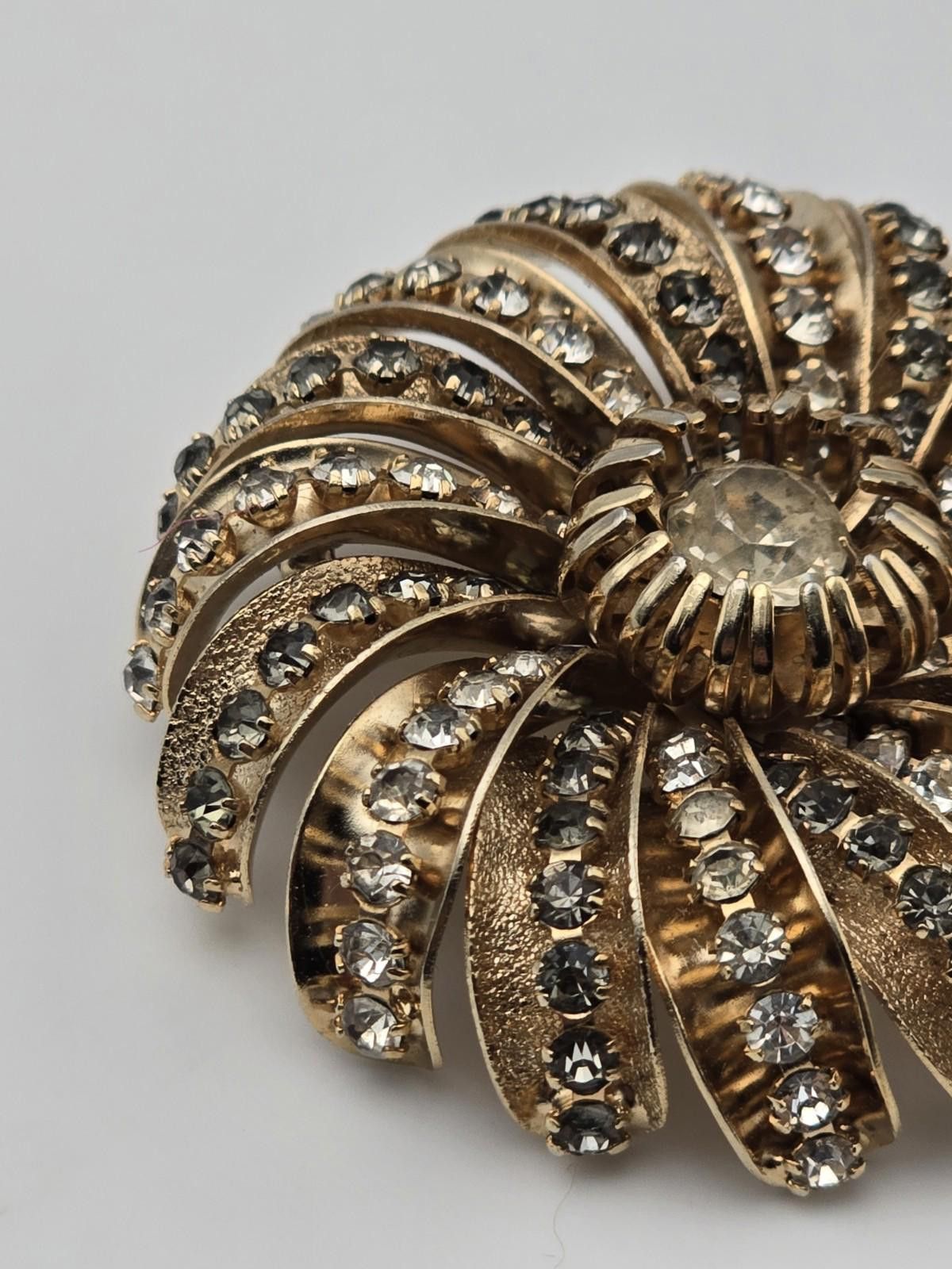 Homespun Knitwear Vintage 1940s Hobe Gold Tone Rhinestone Domed Swirl Brooch Size ONE SIZE - 8 Thumbnail