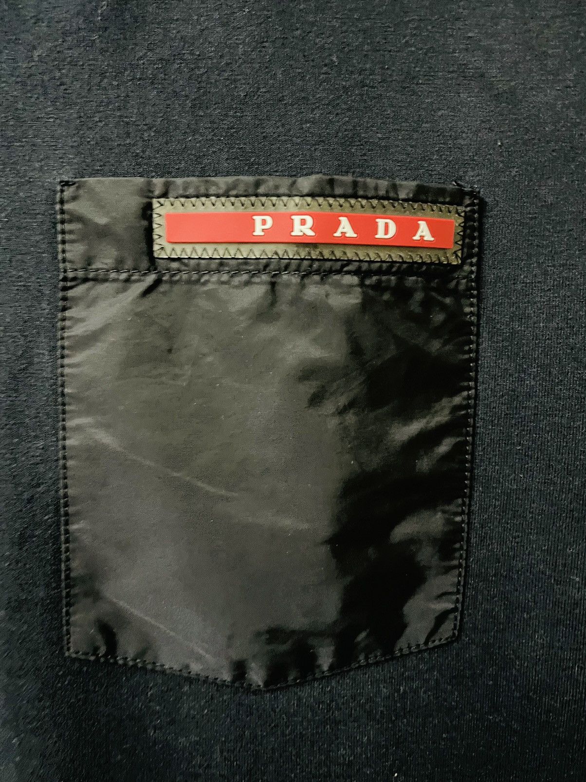 PRADA V NECK RUBBER LOGO SINGLE POCKET SHIRTS